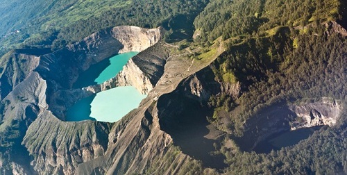 Hồ đổi màu trên đỉnh núi Kelimutu ở Indonesia: Dù cùng nằm trên đỉnh của một ngọn núi lửa, nhưng nước trong các hồ này lại thay đổi màu sắc một cách định kỳ khác nhau từ đỏ và nâu sang màu ngọc lam và xanh lục tạo nên một cảnh sắc tuyệt đẹp.